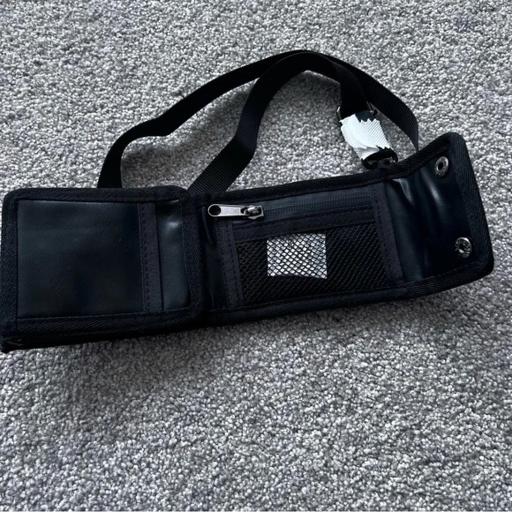 💚 NWOT black card holder with detachable strap
